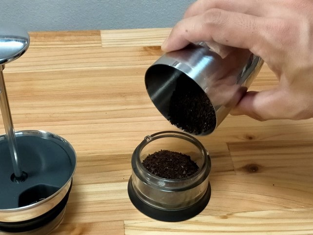 ポットにコーヒー粉を入れる