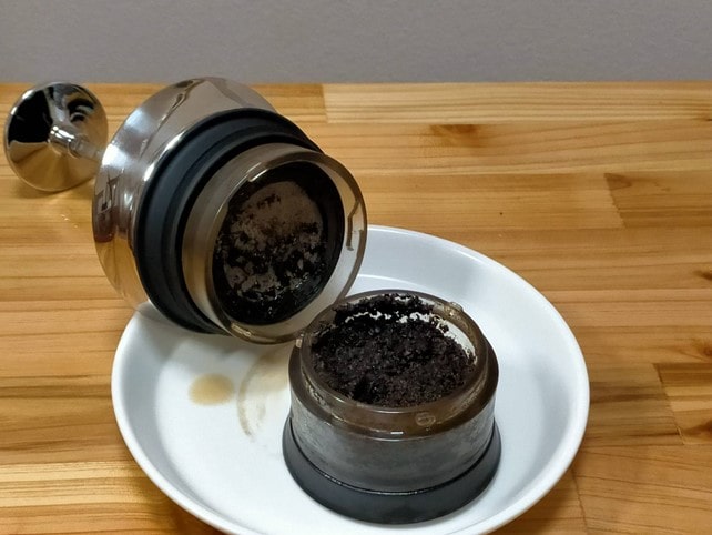 コーヒー粉を捨てる