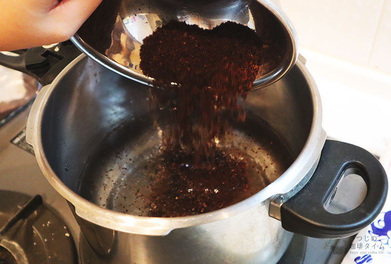 鍋の中に水を入れて浅煎りコーヒーカスを入れます。
