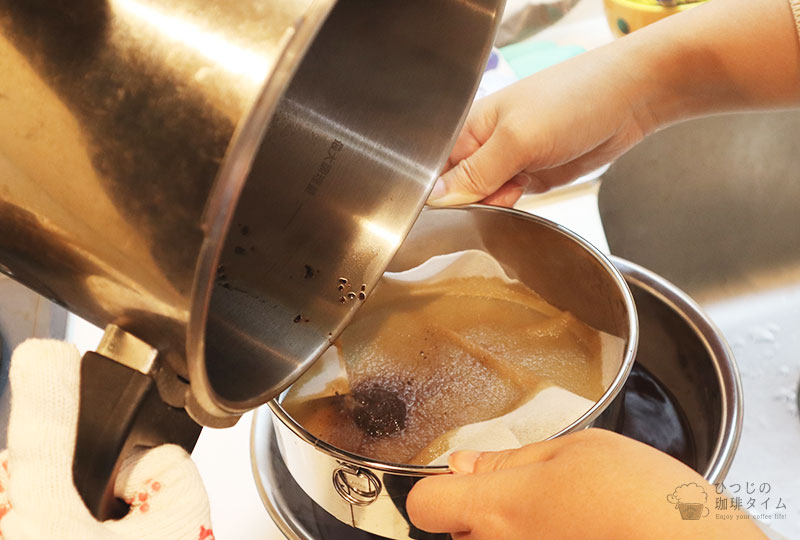コーヒーカスを取り出すためにザルで濾します。