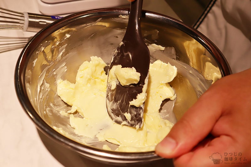 ポマード状にしたバターにグラニュー糖を入れる