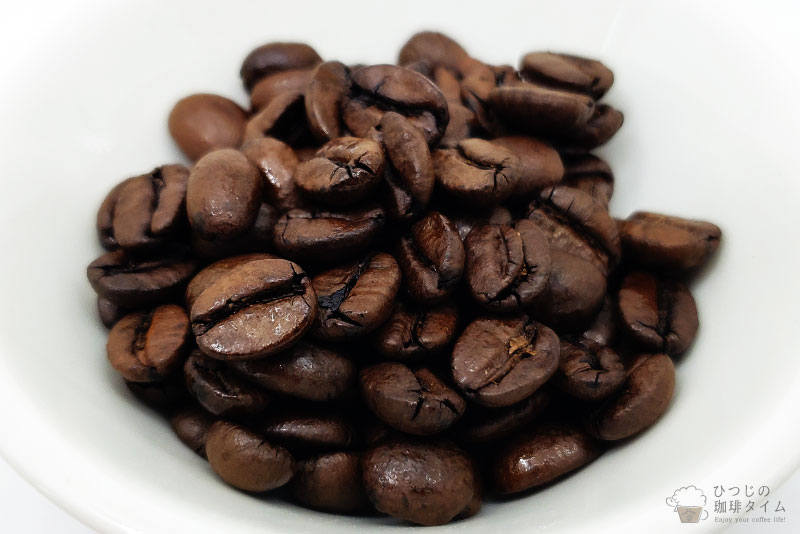 コーヒーオイルが目でわかる深煎りのコーヒー豆